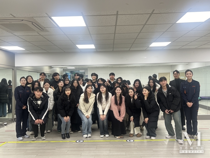 오산대학교 항공서비스과는 제주항공 객실승무원 체험교육을 시릿했다.(사진= 체험교육 학생들이 기념촬영을 하고 있다./오산대 제공)