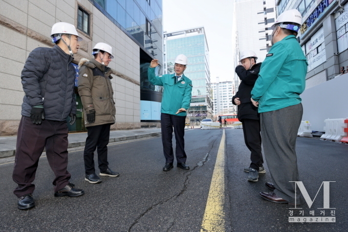 이동환 고양시장이 일산동구 이면도로 균열현장 을 방문해 긴급점검에 나서고 있다.(사진=고양특례시 제공)