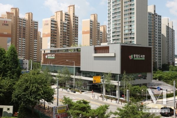 오산시 중앙도서관이 ‘2024년 작은도서관 순회사서 지원사업’으로 선정되었다.(사진=오산시 중앙도서관 전경/오산시제공)