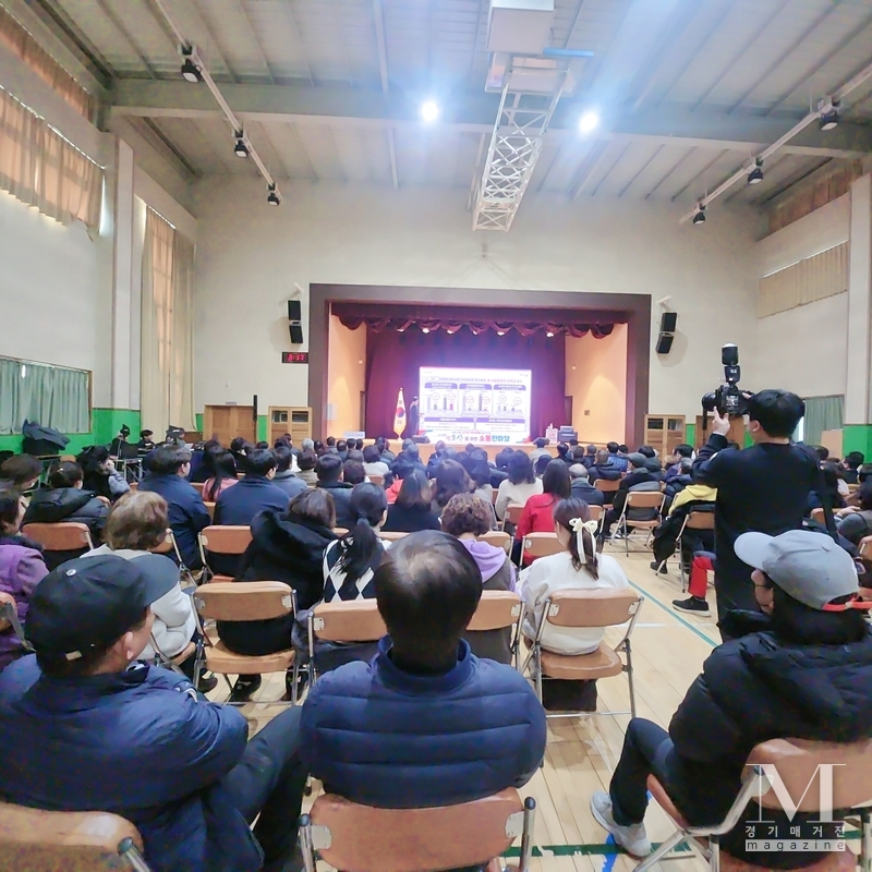 오산중학교 체육관에서 열린 백년동행 소통한마당에는 많은 시민들이 참여한 시정에 깊은 관심을 보였다.(사진=지 명신 기자)