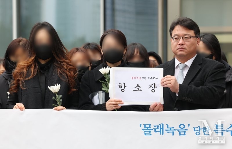 항소장 든 '주호민 아들 정서학대' 1심 유죄 특수교사(사진=연합뉴스 제공)