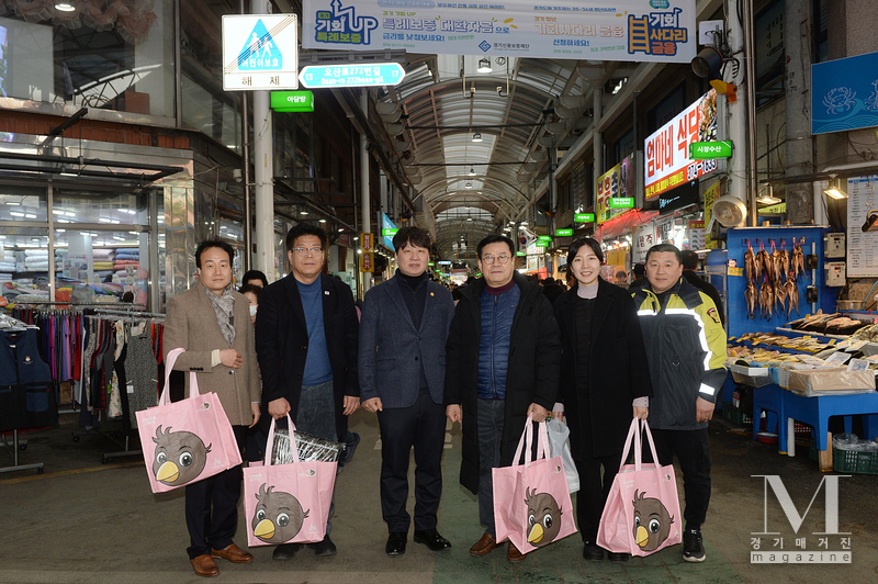 오산시의회, 설 명절 맞이 오색시장 장보기 행사 장면(사진=오산시의회 이상복, 전도현, 전예슬 의원/오산시 의회 제공)