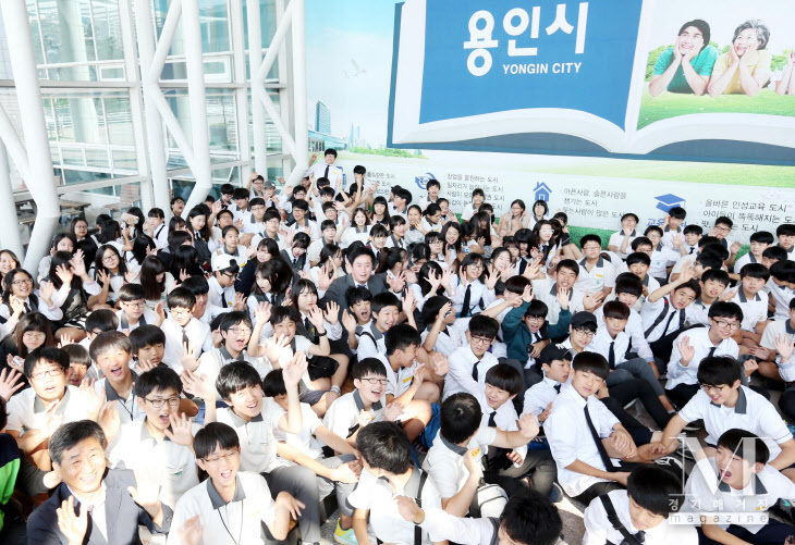 용인시가 중고교 교복 지원금 30만→40만 원 증액하며 2만 2천 명 학생들이 수혜를 입게 되었다.(사진=용인시청을 방문한 학생들/용인시 제공) 