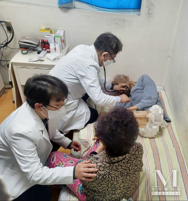 경기도의료원 의정부병원이 ‘찾아가는 경기도 돌봄의료센터’ 첫 방문 진료를 개시하고 있다.(사진=경기도 의료원 제공)