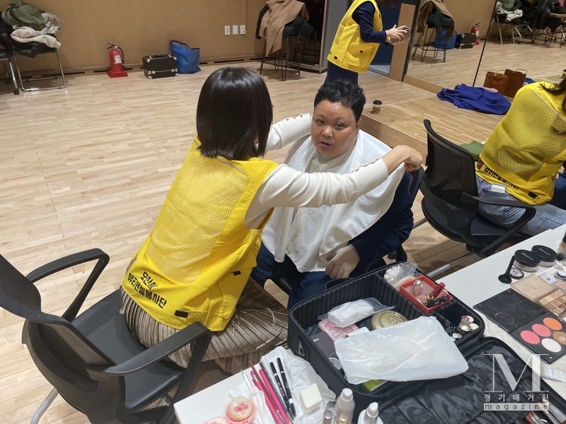 - 「뷰티엔젤」 이수자의 장애인 헤어 · 메이크업 지원 봉사 모습(사진=오산대학교 제공)