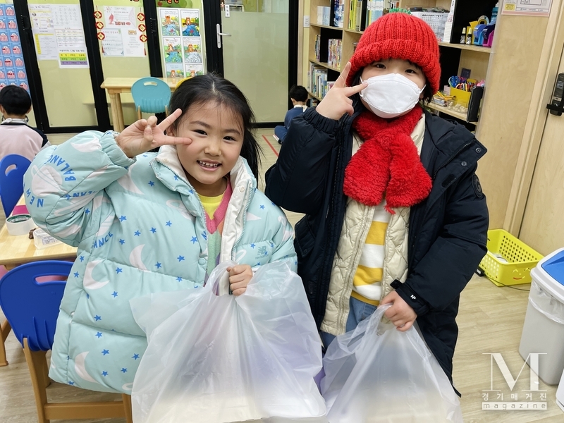 「디저트 카페&브런치 카페 창업과정」 이수자의 사랑의 도시락 전달(사진=오산대학교 제공)