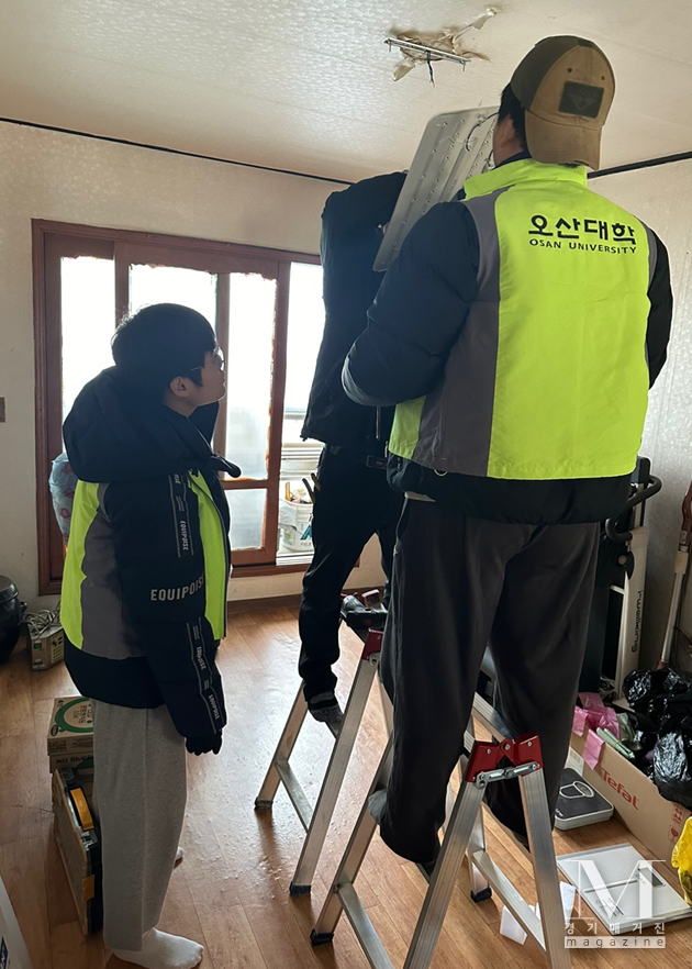 오산대 전기과(스마트생산자동화반) 학생들이 LED전구 교체 봉사를 실시하고 있다.(사진=오산대학교 제공)