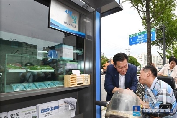 이재준 수원특례시장이 수원시베테랑공무원 제도를 통해 매표소를 버스정류장옆으로 이전하게 된 매표소 주인과 대화를 나누고 있다.(사진=수원시 제공)