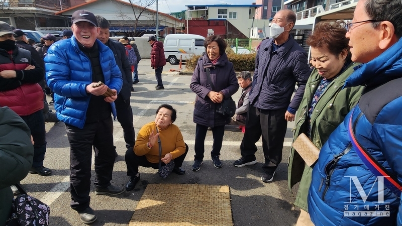 오산 중앙동 이웃들과 함께 즐기는 윷놀이 한 판(사진=오산 중앙동 제공)