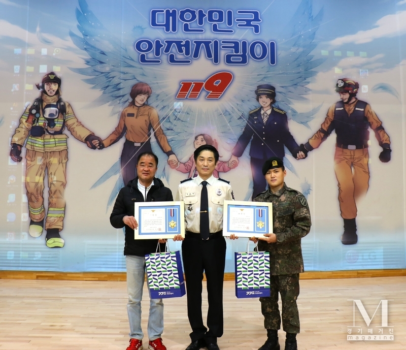 오산소방서는 화재 현장에서 초기 진화로 화재피해를 저감한 사례와 관련하여 관련 시민 2명에게 용감한 시민 표창을 수여하고 있다.(사진=오산소방서 제공)