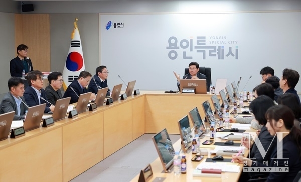 용인특례시가 미래 비전 담은 상징물 개발에 나선다.(사진=이상일 용인시장이 상징물 디자인 정비 용역 착수보고회를개최하고 있다./용인시 제공)