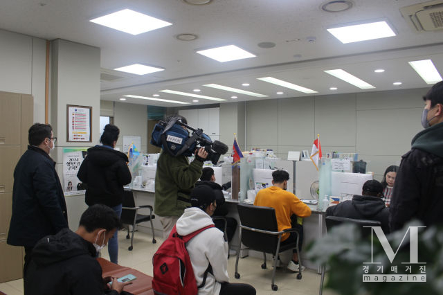 일본 NHK방송이 안산시 외국인주민지원본부를 취재 방문했다.(사진=안산시 제공)