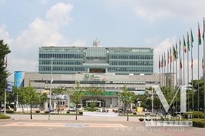 수원특례시가 수원서 개최 예정인 ‘성인페스티벌’ 행사와 관련해 행사 개최를 즉시 철회할 것을 촉구했다.(사진=수원시청사/수원시 제공)