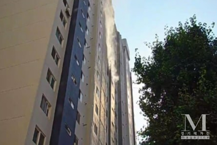 18일 오후 4시37분께 안산시 상록구 본오동의 한 20층짜리 아파트의 화재 (사진=경기도소방재난본부 제공)