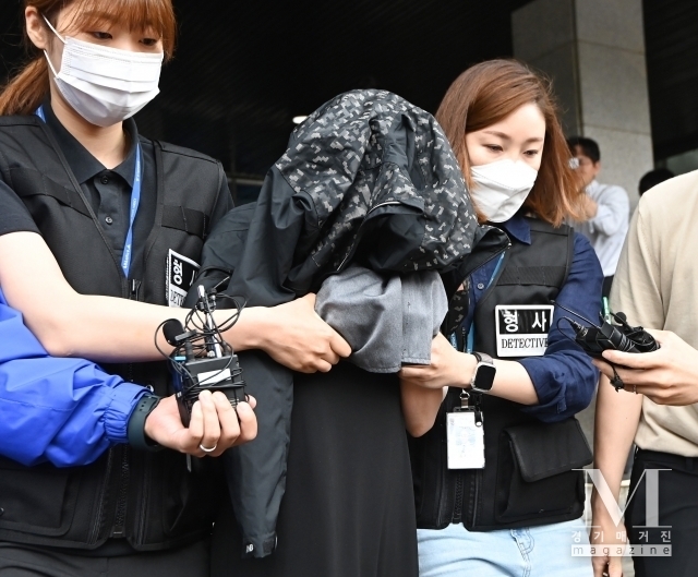 수원 냉장고 영아 시신’ 사건 친모, 2심도 징역 8년 구형(사진=지난해 6월 경기도 수원남부경찰서에서 검찰로 송치되고 있는 장면/뉴시스 제공)