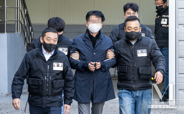 '이재명 습격범' 1심 선고… 檢, 징역 20년 구형(사진= 이 전 대표를 살해하려고 흉기를 휘두른 혐로 구속된 피의자 김모씨가 부산 연제경찰서에서 검찰로 송치되는 모습/뉴시스제공)