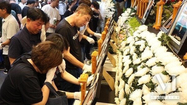 아리셀 공장 화재 사고 추모 분향소에서 헌화하고 있는 유가족들(사진=연합뉴스 캡쳐)