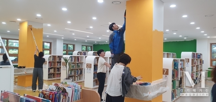 안동광 군포시 부시장과 산본도서관 직원들이 직접 나서 페인트칠을 하고 있다.(사진=군포시 제공)