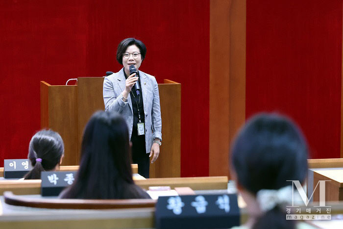 박주윤 성남시의원이 초등생 어린이들에게 의회 운영 전반에 대해 설명하고 있다.(사진=성남시의회 제공)