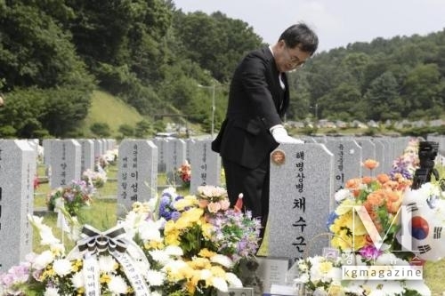 김동연 경기도지사는 지난 13일 대전국립현충원을 찾아 집중호우 실종자를 수색하다 순직한 해병대 채모 상병 등의 묘역을 참배했다(사진=연합뉴스 캡처)