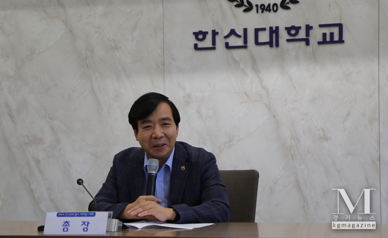 강성영 총장이 시상식에 참여한 학생들에게 격려사를 전하고 있다.(사진=한신대 제공)