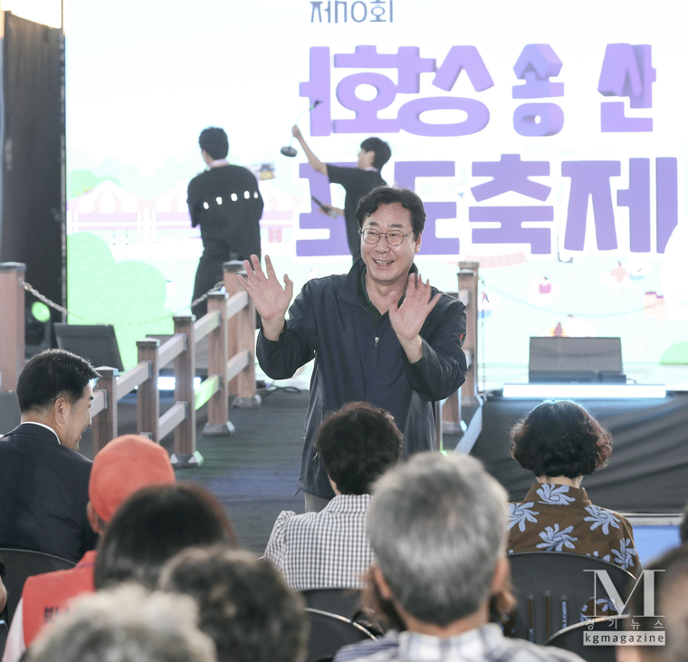정명근 화성시장이 '제10회 화성송산포도 축제' 현장에서 시민들과 함께 하고 있다. (사진=화성시 제공)