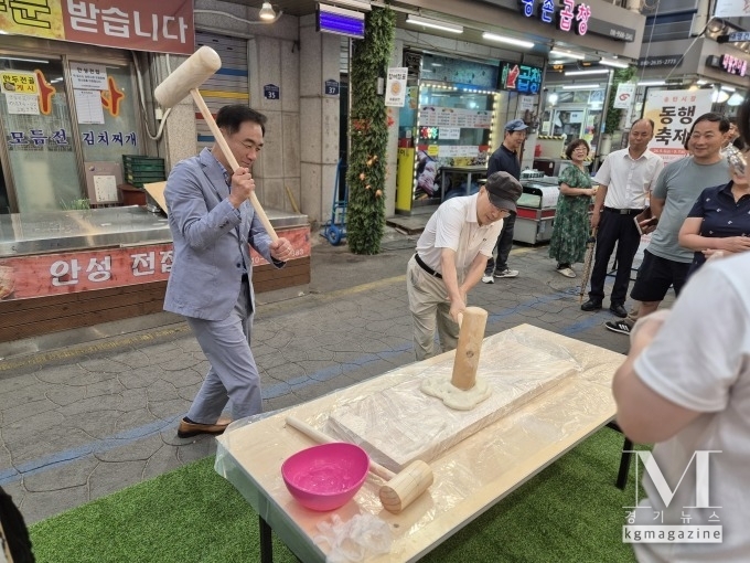 정장선 평택시장이 북부지역 전통시장을 시작으로 추석 명절 맞아 전통시장 상인들을 격려했다.(사진=지난 6일 정장선 시장이 송탄시장을 찾아 시민들과 함께 떡메치기 행사를 체험하고 있는 모습/평택시 제공)