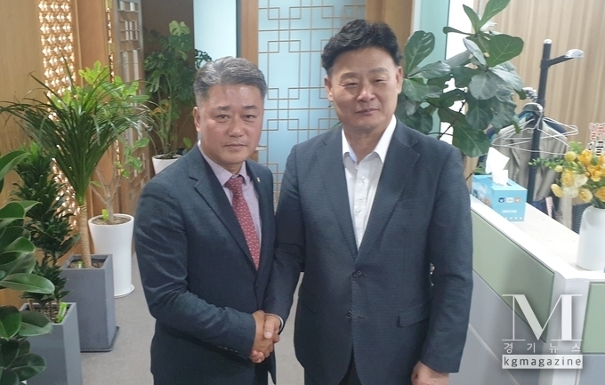 경기도의회 최종현(수원7·오른쪽) 더불어민주당 대표의원과 김정호(광명1) 경기도의회 국민의힘 대표의원이 9일 오후 경기도의회에서 K-컬처밸리 관련 쟁점 사안들에 대한 첫 번째 잠정 합의안을 도출한 뒤 기념촬영을 하고 있다. (사진=경기도의회 제공)