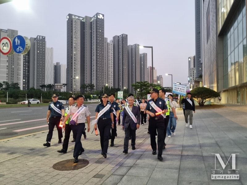 동탄역 및 롯데백화점 일대와 동탄출장소 주변 술집 밀집지역을 중점 순찰노선 합동순찰 모습(사진=화성동탄경찰서 제공)