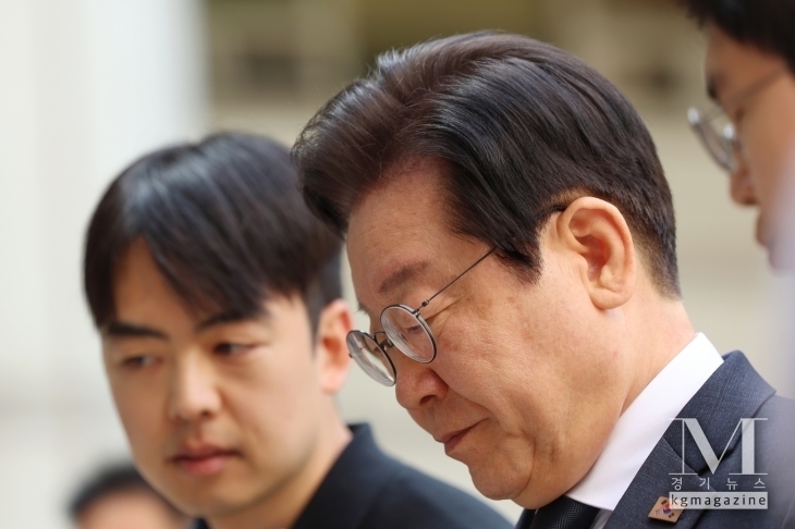 검찰, ‘법카 유용 의혹’ 이재명에 서면 질의(사진=공판 출석하는 이재명 대표)