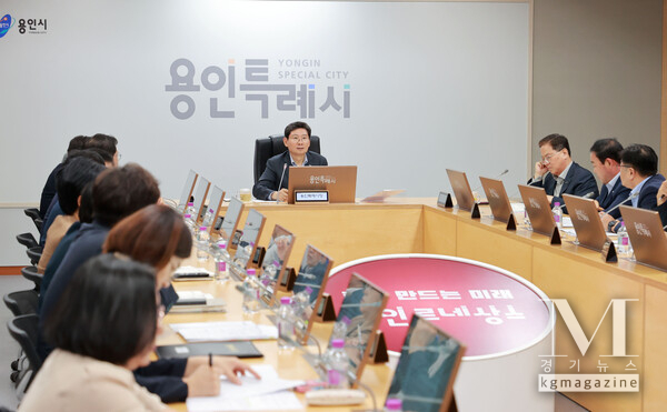 용인시, 내년부터 임신부에 30만원 지원금(사진=이상일 용인특례시장이 26일 2025년 주요업무 보고회를 주재하고 있다/용인시 제공)