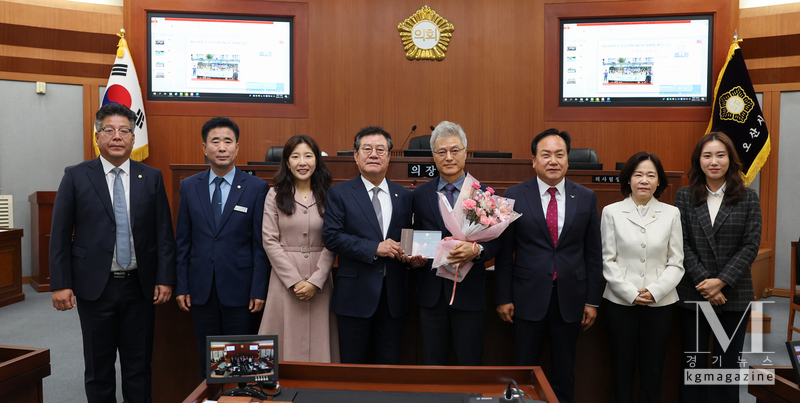 제289회 오산시의회 제2차정례회 명예의장으로 정광윤 화성오산교육지원청 교육장 위촉(사진=오산시 의회 제공)