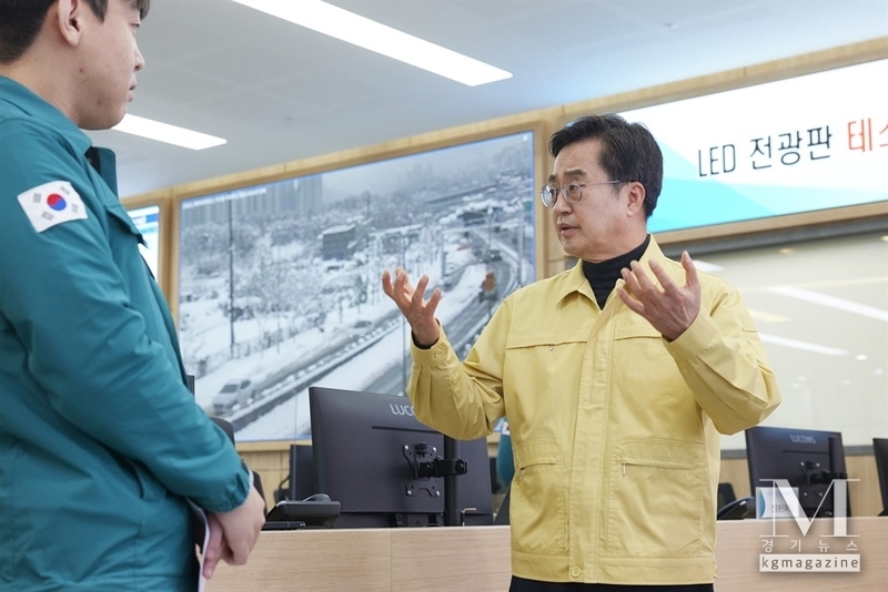 김동연 경기도지사가 28일 오전 경기도청 재난안전상황실에서 폭설 대응 상황을 점검하고 있다.(사진=경기도 제공)