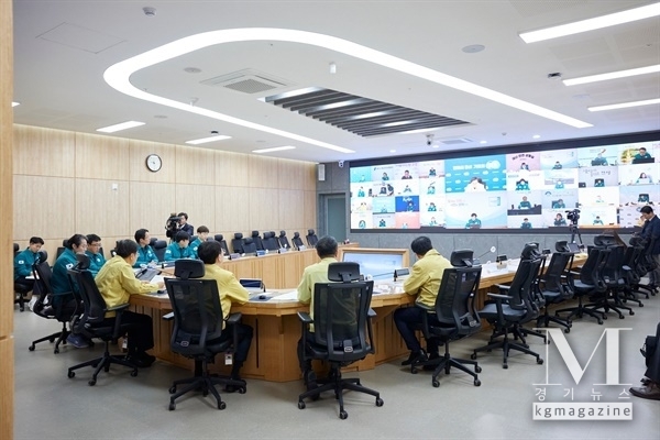 김동연 경기도지사가 28일 오전 경기도청 재난안전상황실에서 폭설 대응 상황을 점검하고 있다. (사진=경기도 제공)