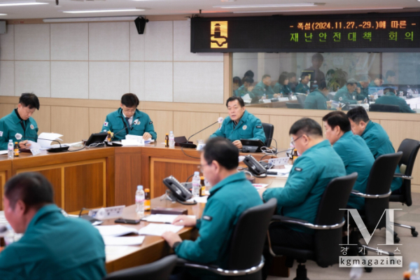 수원시 농가 폭설 피해액 42억원 예비비로 재난지원금 선지급(사진=이재준 시장이 재난안전상황실에서 '폭설에 따른 재난안전대책회의'를 개최하고 있다./수원시 제공)