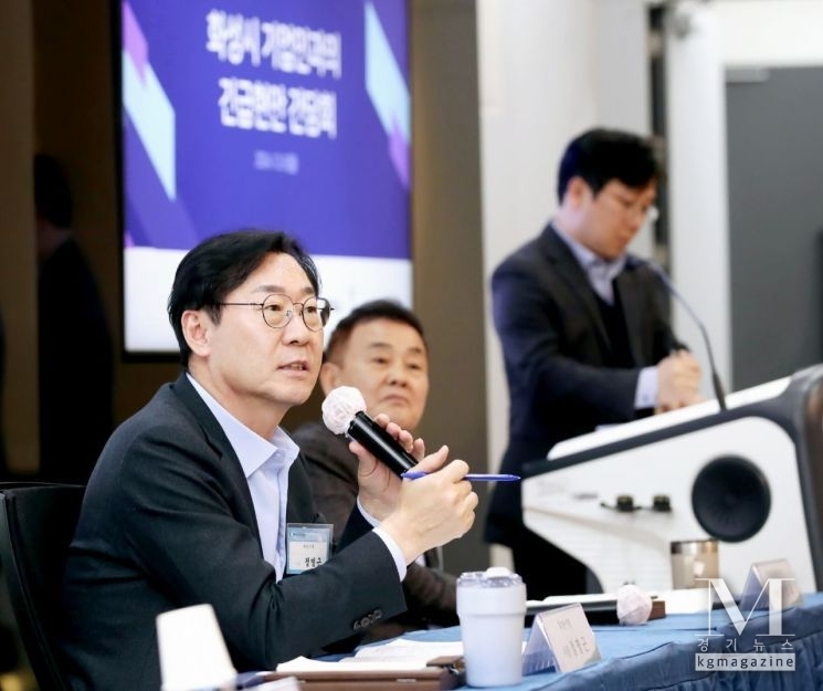 정명근 화성시장이 9일 화성상공회의소에서 개최한 기업인과의 긴급 현안 간담회에서 민생 경제 회복을 위한 대책을 논의하고 있다. (사진=화성시 제공)