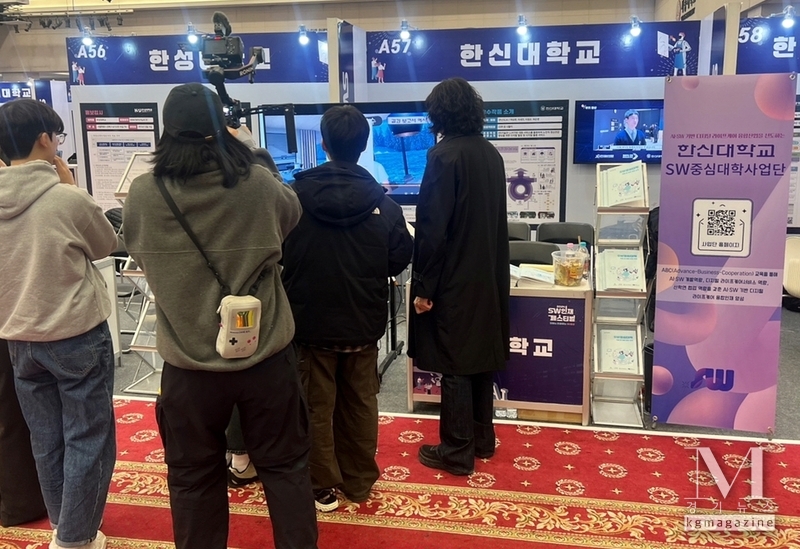 한신대 2024 SW인재페스티벌 전시부스에 학생들이 참여하고 있다.(사진=한신대학교 제공)