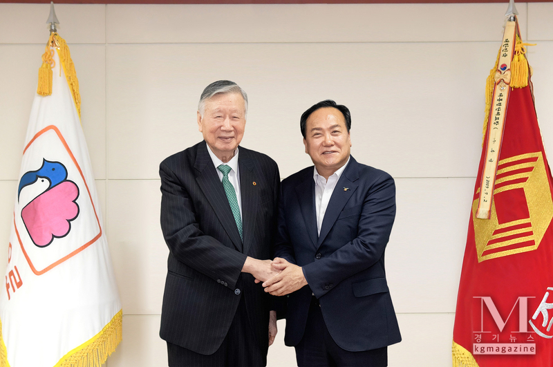오산시-부영그룹, (舊)계성제지 부지 활용 협의(사진=이권재 오산시장은 지난 11일 서울 중구 부영그룹 본사를 방문해 이중근 회장(창업주)과 면담후 기념촬영을 히고 있다./오산시 제공)