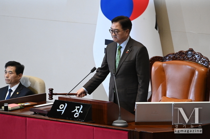 윤석열 대통령 탄핵안 가결...찬성 204표 반대 85표(사진=우원식 국회의장이 14일 오후 국회 본회의에서 윤석열 대통령 탄핵소추안 가결을 선포하고 있다. /경기뉴스제공
