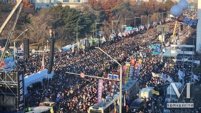“국민이 승리했다”…윤석열 대통령 탄핵 가결에 ‘격양’(사진= 14일 서울 여의도 국회의사당 앞에서 윤석열 대통령 탄핵을 촉구하는 집회에 참여한 시민들./시민제조사진)