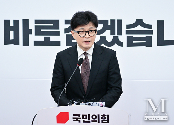 한동훈 “당대표직 내려놓겠다”...당대표 정상 수행 불가능(사진=한동훈 국민의힘 대표가 16일 국회에서 기자회견을 열고 당대표직을 사퇴하겠다고 밝히고 있다.)