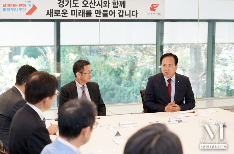 지난 2023년 11월 일본 이데미츠코산에 방문해 투자유치 오산입지 강점에 대해 설명하고 있는 장면(사진=오산시 제공)