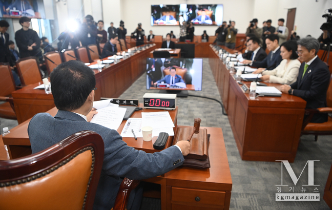 민주, 헌법재판관 인사청문특위 단독 진행(사진=헌법재판관 임명을 위한 인사청문특별위원회 전체회의에서 박지원 인청특위 위원장이 의사봉을 두드리고 있다.)