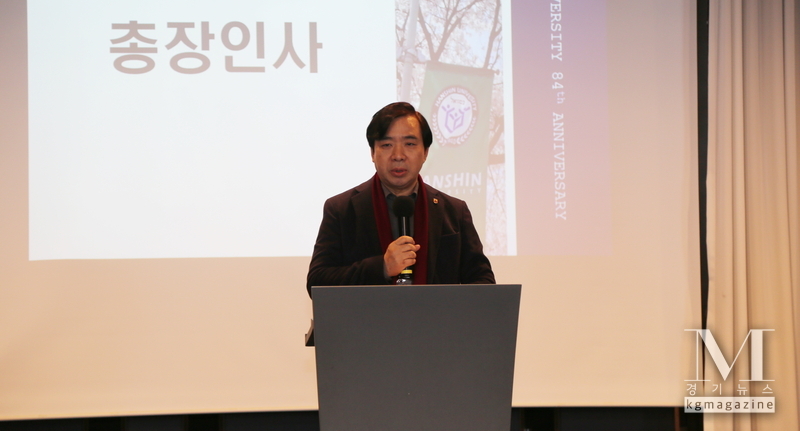 한신대 강성영 총장이 ‘2024 한신대 미래혁신포럼’에 참석해 인사말을 전하고 있다.(사진=한신대 제공)