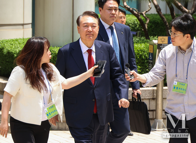 대선 사흘 앞두고 윤석열 “김문수에 힘 몰아달라”. 호소(사진=윤석열 전 대통령이 지난 26일 서울 서초구 서울중앙지방법원에서 열린 5차 오전 공판을 마친 후 차량으로 향하고 있다/연합뉴스)