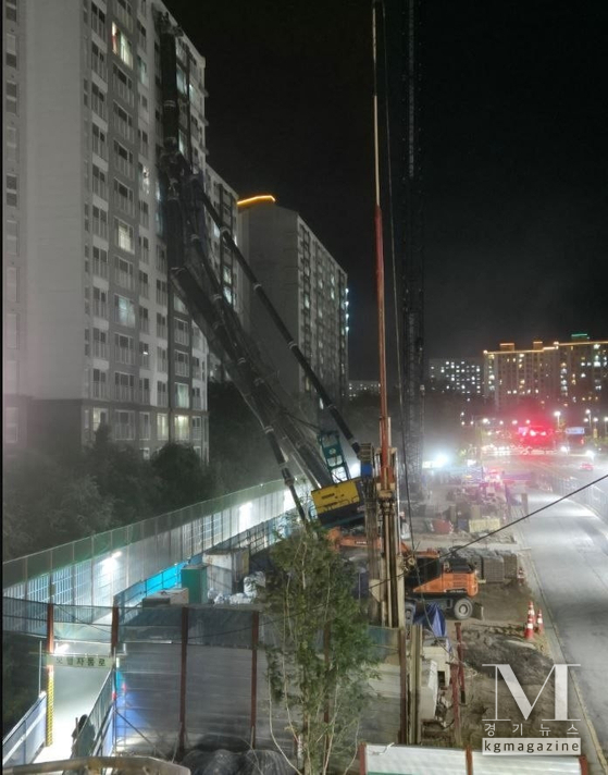 5일 오후 10시 13분쯤 경기도 용인시 기흥구 서천동 소재 인덕원~동탄 복선전철 공사 현장에서 중장비가 15층짜리 아파트 쪽으로 넘어졌다. (사진=경기소방본부 제공)