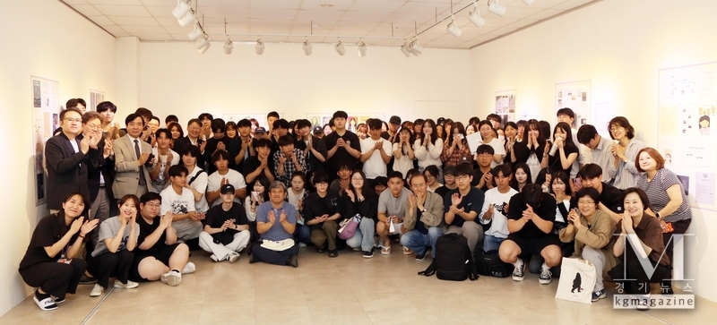 2025학년도 1학기 자유전공학부 성과 공유 전시회 참석자들이 기념사진을 찍고 있다.(사진=한신대학교 제공)