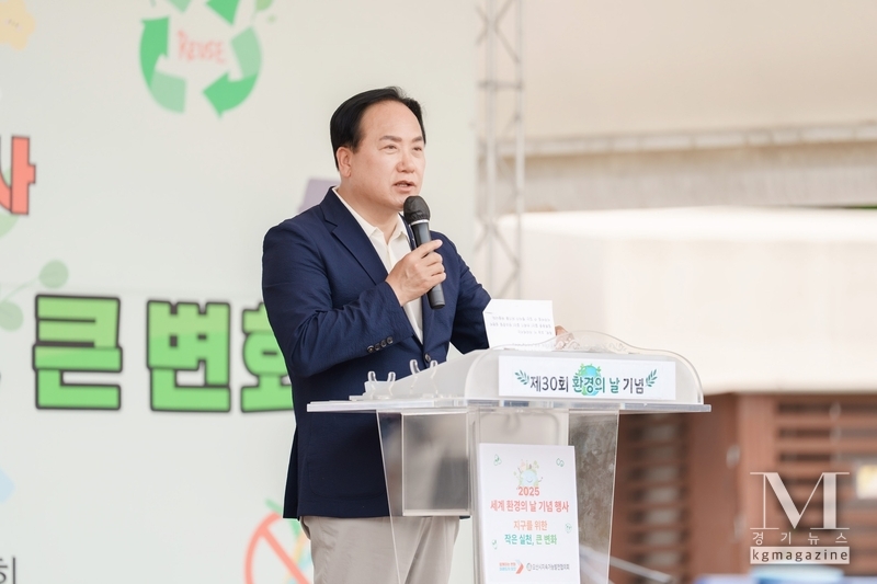 오산시, 제30회 세계 환경의 날 기념 행사 개최(사진=이권재 오산시장이 축사를 건내고 있다/오산시 제공)