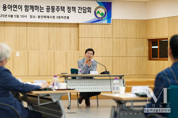 지난 5일 용인특례시청 비전홀에서 열린 (사)용인시아파트입주자 대표회의 연합회 간담회에서 이상일 시장이 의견을 말하고 있다.(사진=용인시 제공)