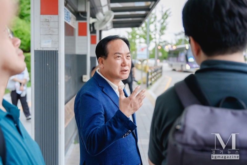“버스 민원 해결하러 시장이 직접 왔습니다”(사진=이권재 오산시장, 서울역행 버스서 시민과 소통 장면/오산시 제공)